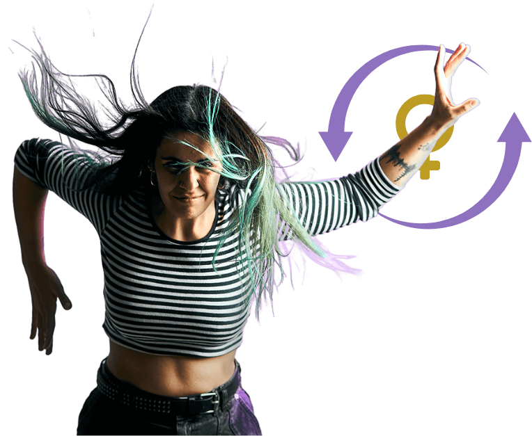 Una persona con el pelo teñido de verde baila enérgicamente mientras viste una camiseta de rayas blancas y negras. En el fondo se muestra un símbolo circular con flechas moradas y un signo femenino amarillo.