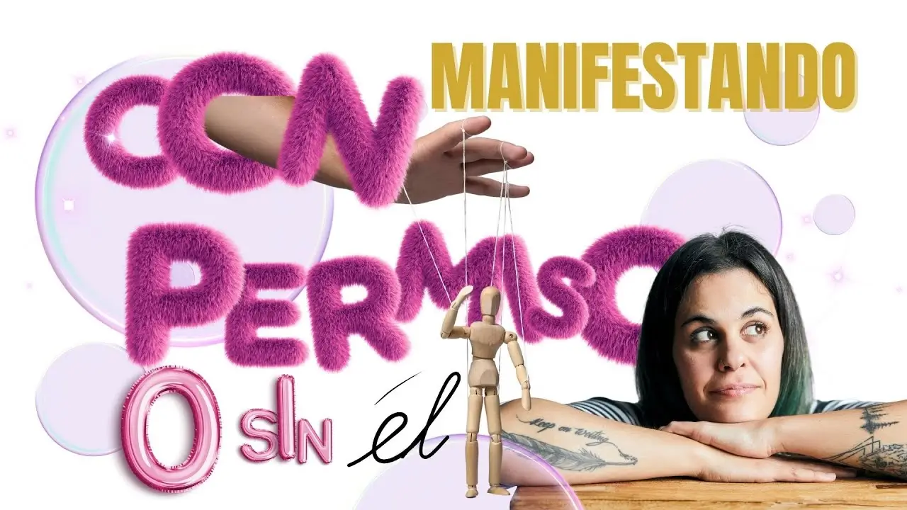 Una mujer sonriente se apoya en una mesa, mirando un maniquí de madera sostenido por una mano por encima de ella. En español se leen unas palabras en rosa: "CON PERMISO o sin él"; "MANIFESTANDO" está escrito encima en amarillo. Unas burbujas flotan a su alrededor.