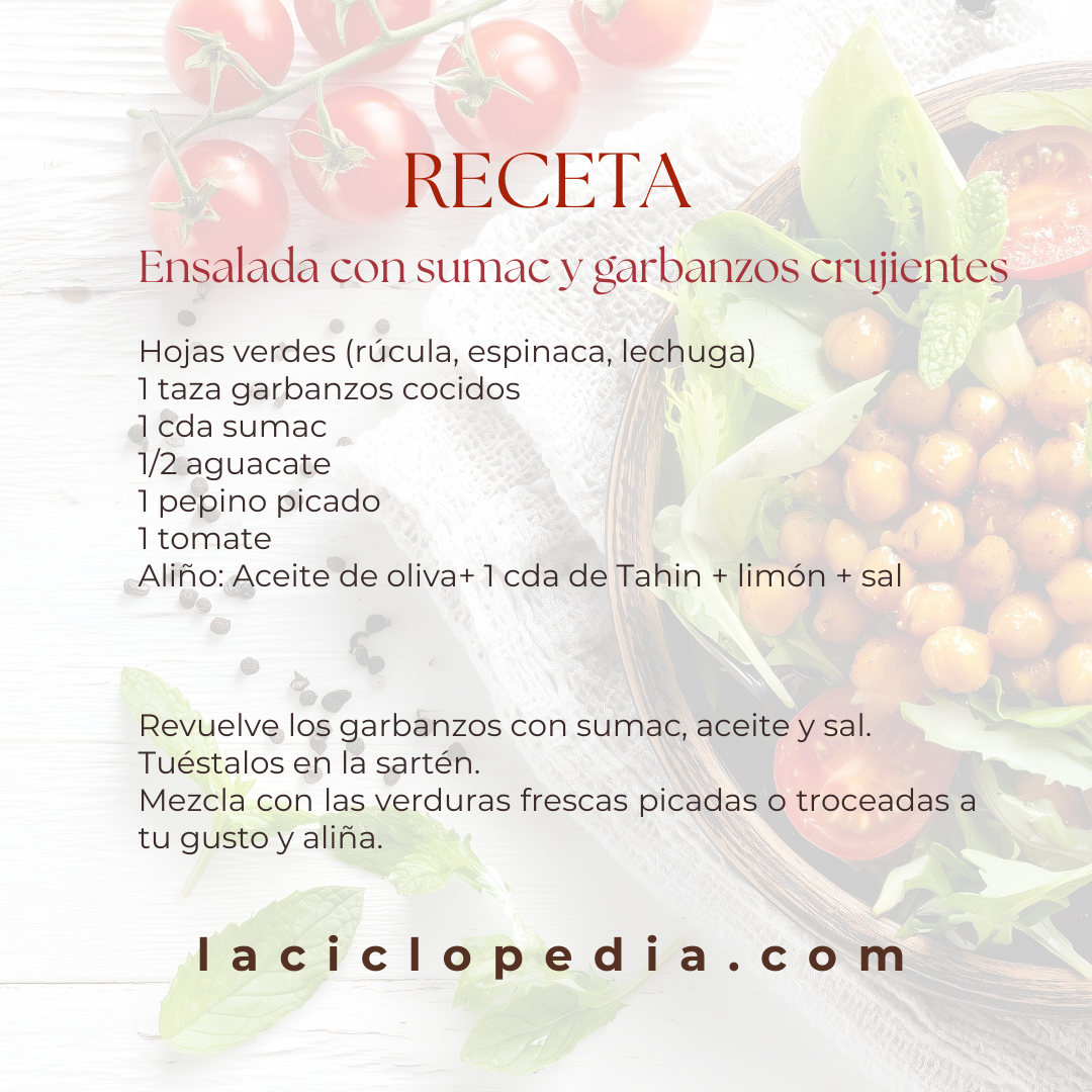 Sobre un fondo claro se muestra una receta de "Ensalada con zumaque y garbanzos crujientes" con verduras frescas como lechuga, tomates, pepino y un cuenco de madera. Las instrucciones y los ingredientes están en español.